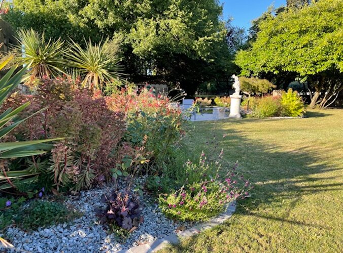 Création paysagère d'un jardin d'agrément avec massifs fleuris par la SARL BERGER en Charente-Maritime
