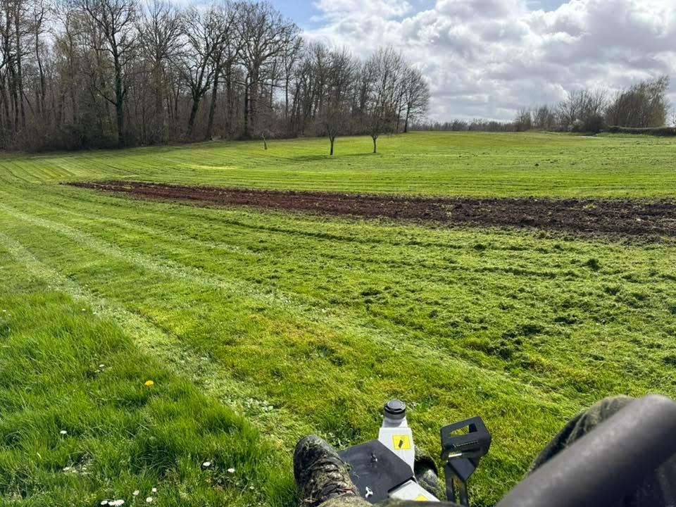 Entretien et tonte d'une grande prairie par la SARL BERGER en Charente-Maritime
