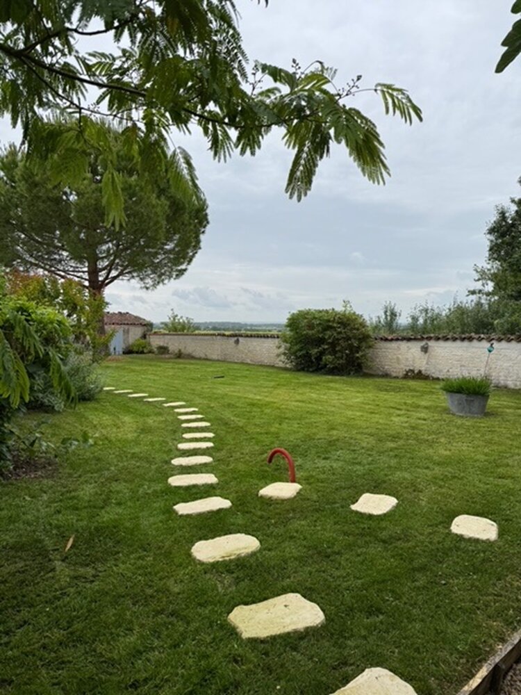 Création paysagère d'un jardin engazonné avec allée de pas japonais par la SARL BERGER