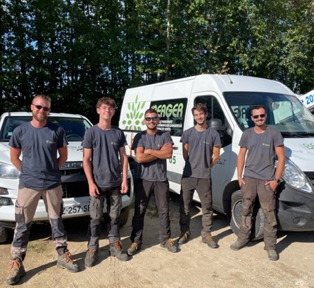 Équipe SARL BERGER - 20 collaborateurs qualifiés devant le camion de l'entreprise